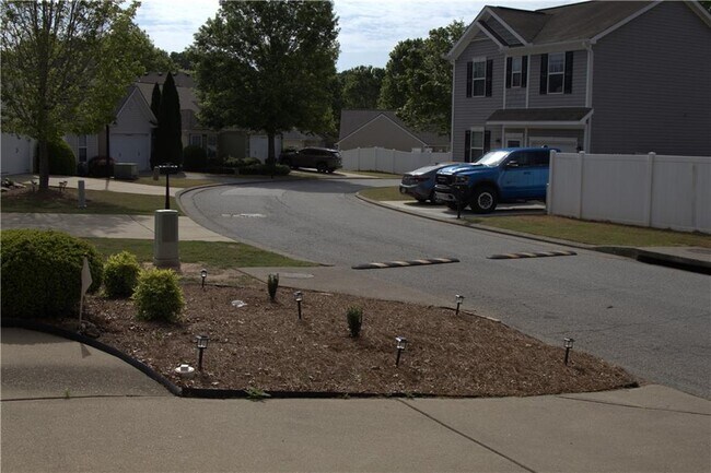 Building Photo - 64 Hill Crest Cir