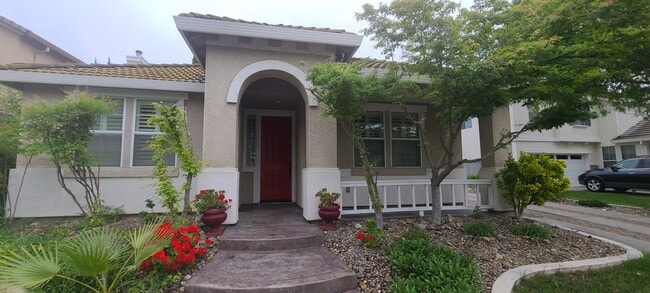 Building Photo - Beautiful 3 Bedroom 2 Bathroom Home in Des...