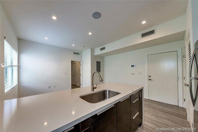 Building Photo - 473 Mendoza Ave