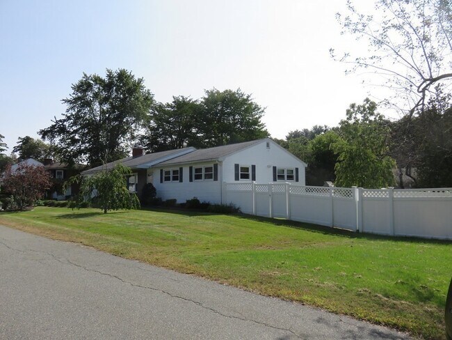 Building Photo - 6 Pinewood Ln
