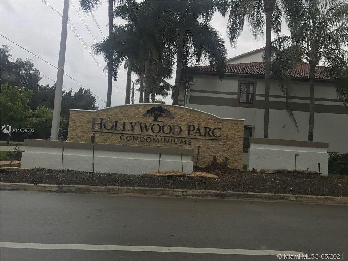 Foto principal - 550 S Park Rd