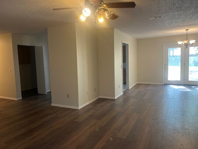 Building Photo - 4 Bedroom 2 bath Rogers!