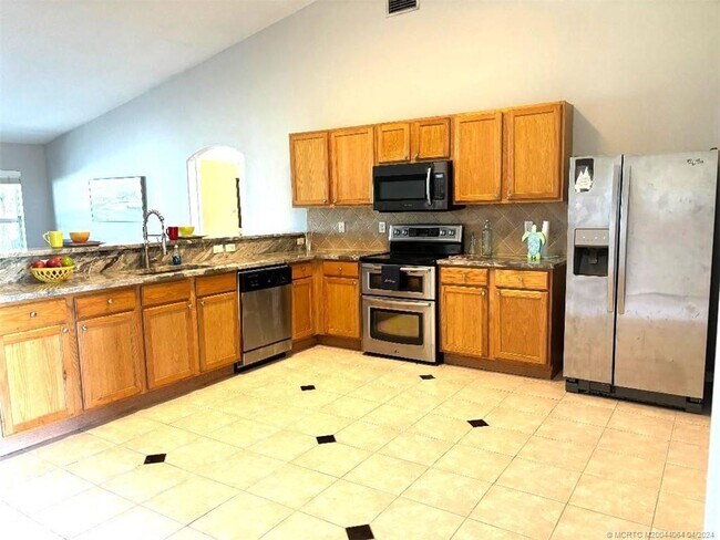 Building Photo - 4541 SW Athena Dr
