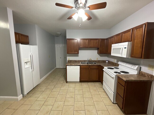 Foto del edificio - 3 large bedrooms with large closets & 2 fu...