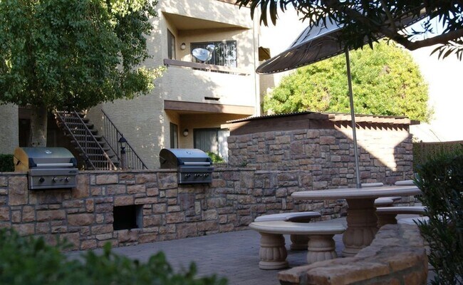 Foto del edificio - FREE RENT/EARLY ENTRY  1 bedroom 1 bath Beautiful Upstairs Unit in Prime Location