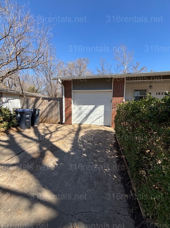 Building Photo - 2 bed 1 bath house available now!