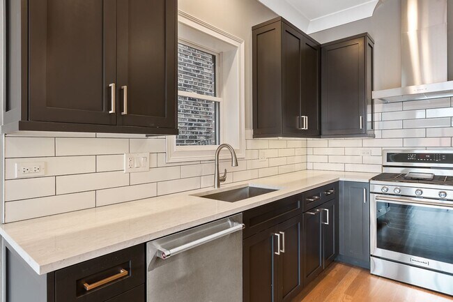 Foto del edificio - 2318 N Southport Ave