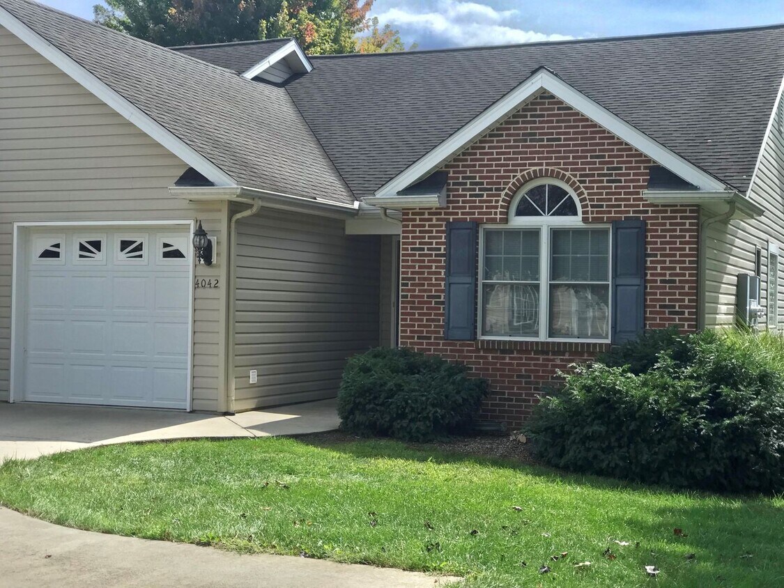 Primary Photo - Updated Duplex for Rent