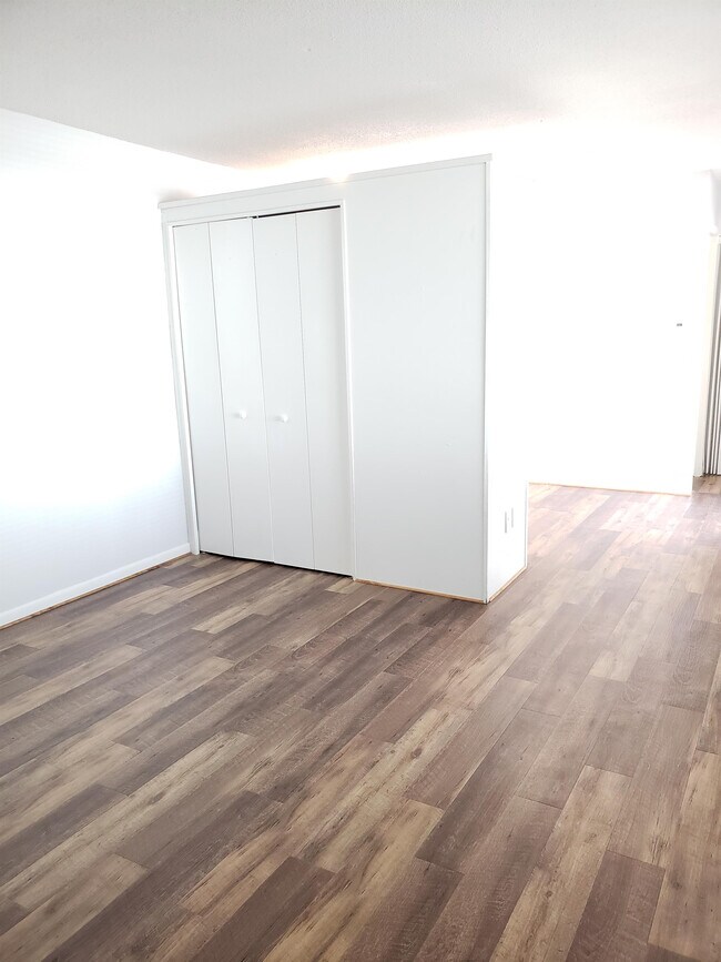 1010 Washington St Unit 201, Pella, IA 50219 Room for Rent in Pella