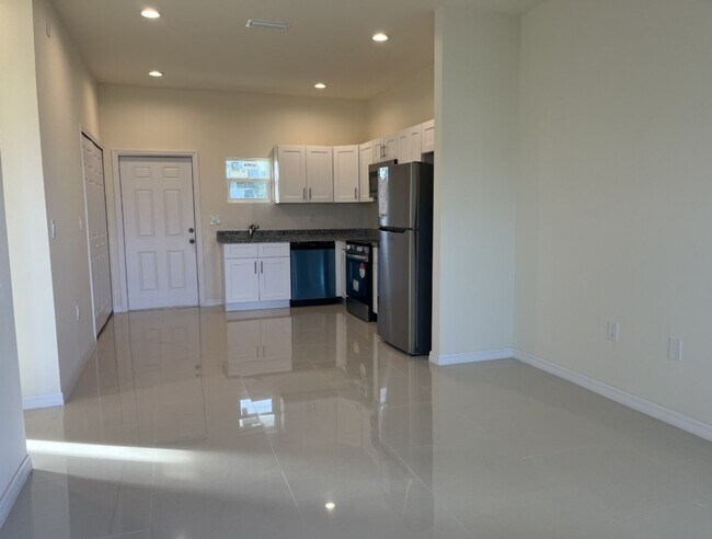 Foto del edificio - LOCATION LOCATION LOCATION! BRAND NEW HOME...
