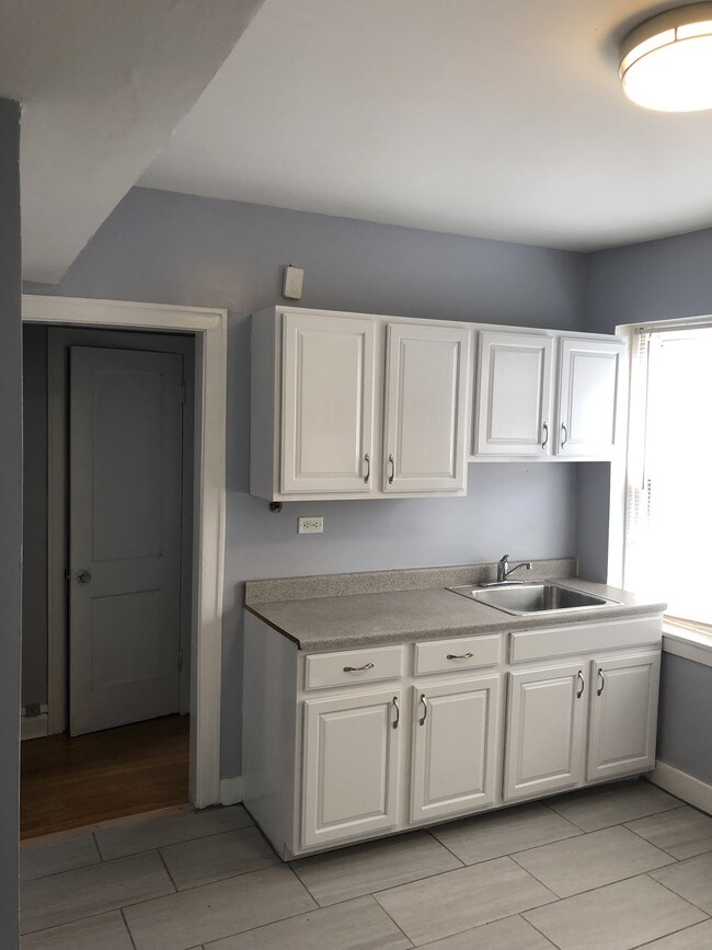 Building Photo - 3053 W 56th St