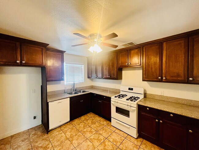 Foto del edificio - 1539 W Avenue H8