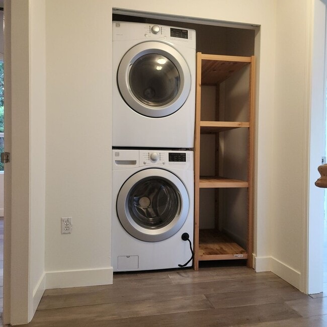 Building Photo - Little Italy 2bed Townhouse, Wait, how cut...