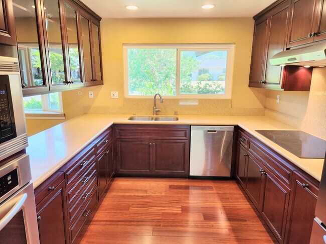 Foto del edificio - Spectacular 4 Bd/3 Ba, 2379 sf (plus separ...
