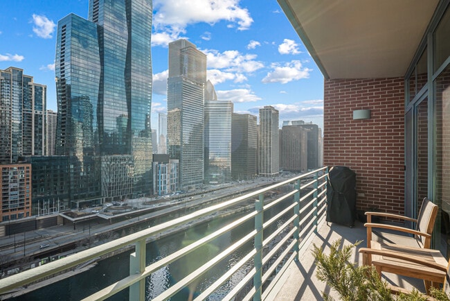 Foto del edificio - 445 E North Water St