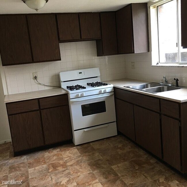 Building Photo - 2 br, 1.5 bath Townhome - 700 Edwards Ave