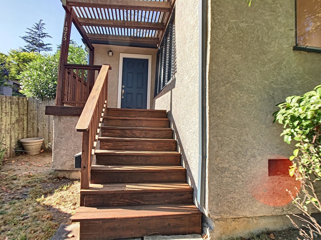 Primary Photo - 1075 Keith Ave
