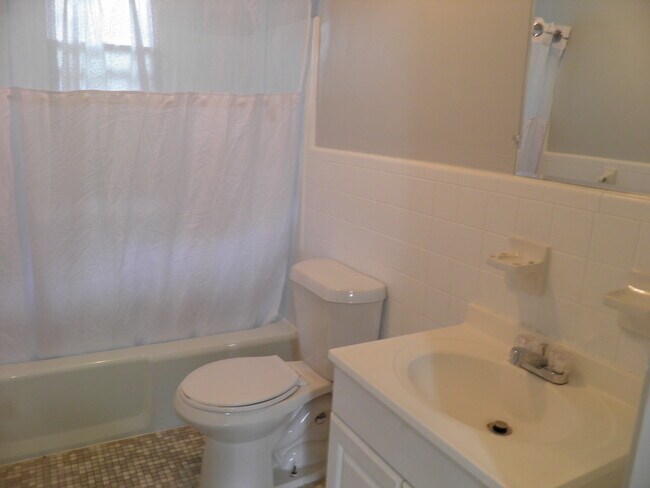 Bathroom - 207 Douglas St