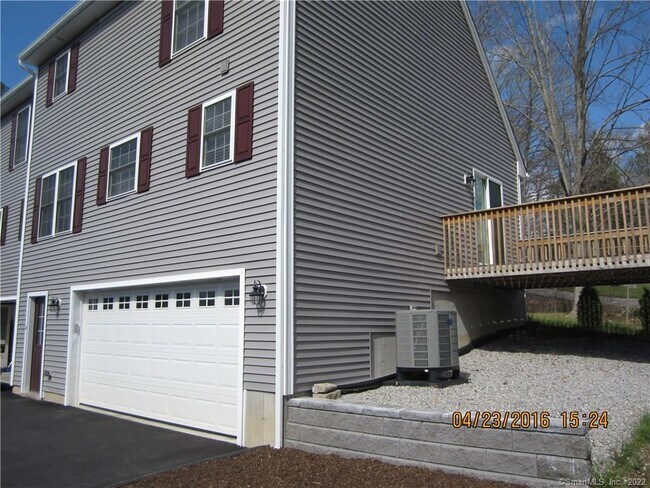 Foto del edificio - 28 Moodus Leesville Rd