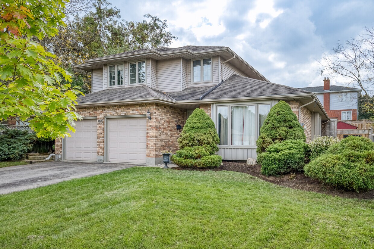 Photo principale - BEAUTIFULLY KEPT 4 BEDROOM HOME WITH FULLY...