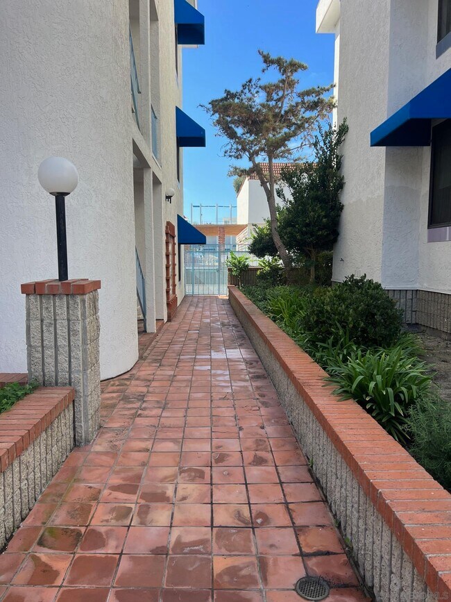Foto del edificio - 8328 Regents Rd