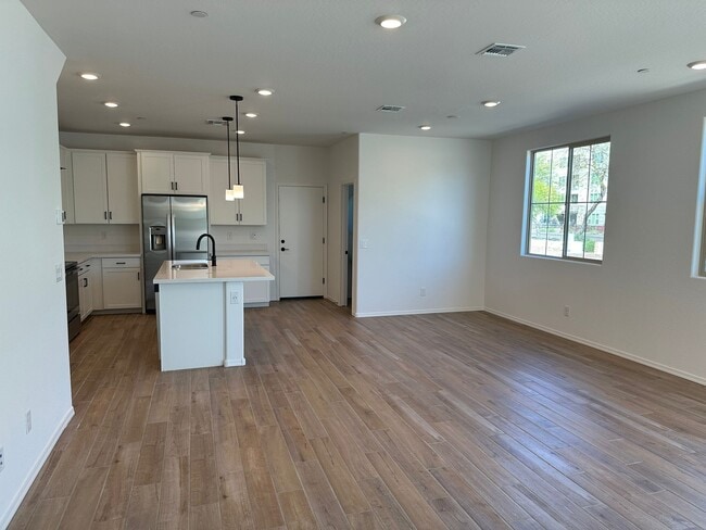 Building Photo - 2629 S Equestrian Dr