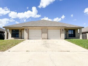 Building Photo - 1111 Nicholas Cir