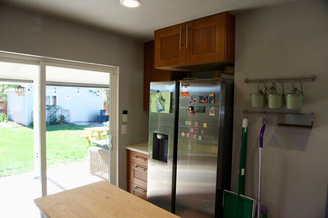 Building Photo - Family-Friendly Home with Spacious Yard in...