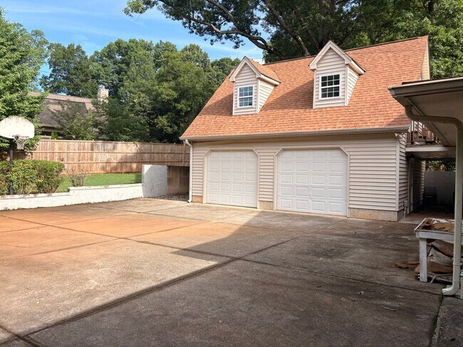 Foto del edificio - 1349 Wooded Hills Dr