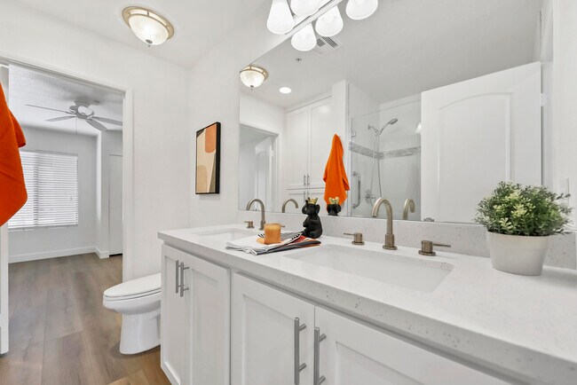 Building Photo - 2601 S Broadmoor Dr
