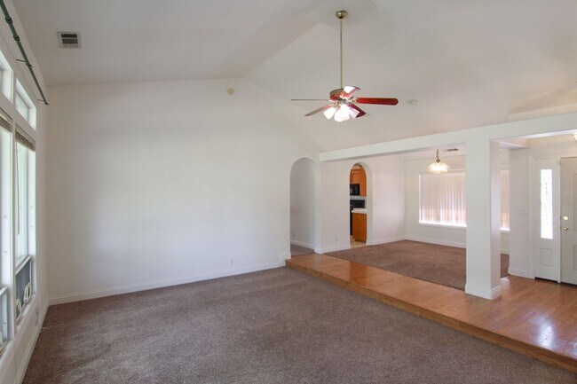 Foto del edificio - 3 Bedroom Home in Country Heights