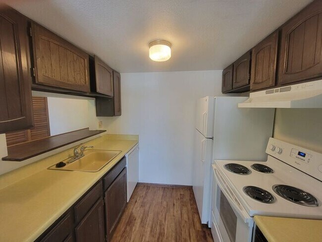 Building Photo - Great 2 Bed/1 Bath w/ 1 Car Garage