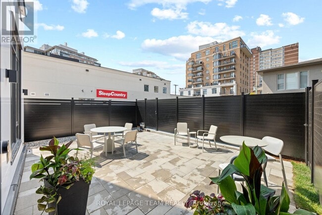 Building Photo - 398 Roosevelt Ave