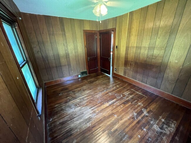 Building Photo - Country Acreage with 3 bedroom house, 1 ca...