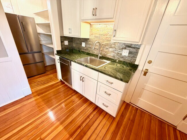 Cocina comedor con lavavajillas - 69 S Pleasant St