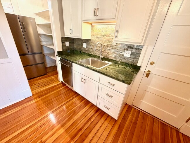 Eat in Kitchen with a dishwasher - 69 S Pleasant St
