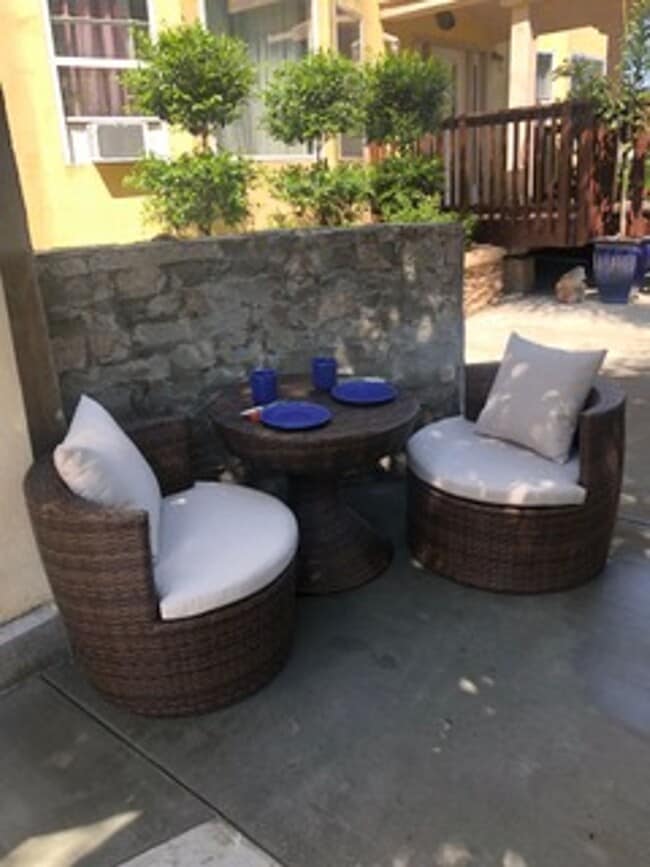 Building Photo - Gorgeous Upstairs unit with downtown view ...