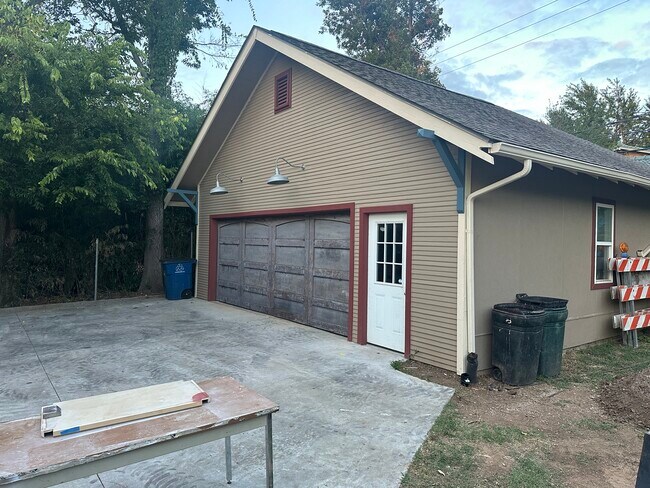 Garaje nuevo con espacio de taller. - 1535 S Yorktown Ave