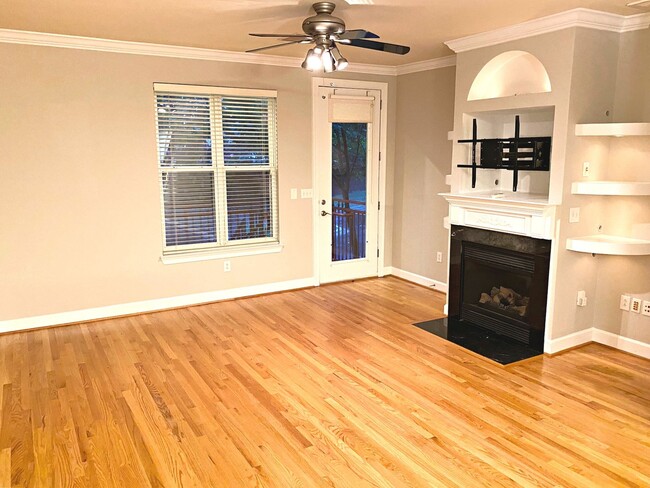 Building Photo - Hot 2 bed 2.5 bath townhome  in Uptown Cha...