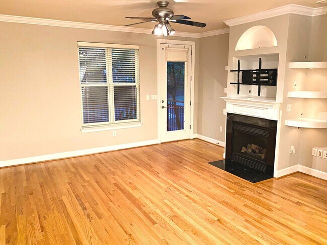 Building Photo - Hot 2 bed 2.5 bath townhome  in Uptown Charlotte!