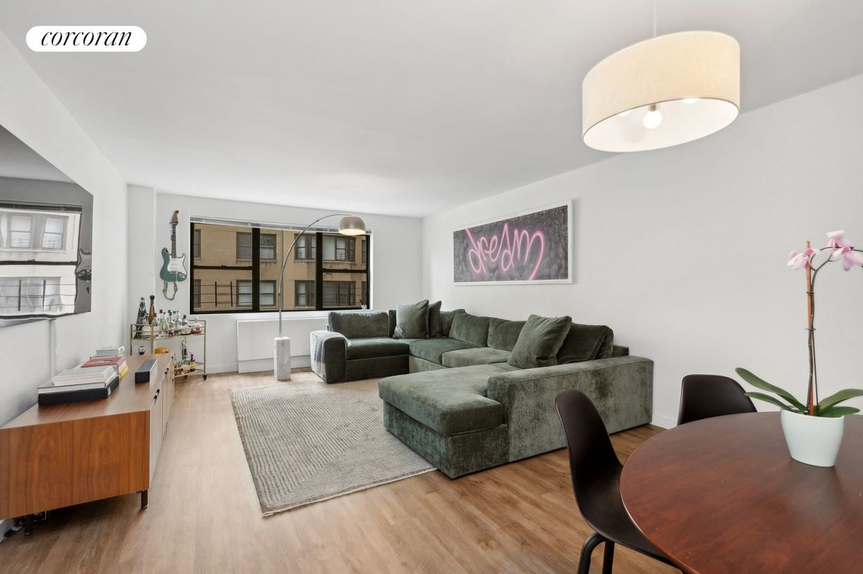 Foto principal - 402 E 90th St