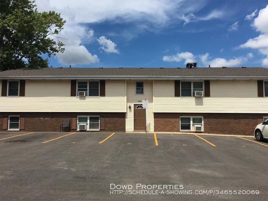 2107 Todd Dr Unit 8, Bloomington, IL 61704 Room for Rent in