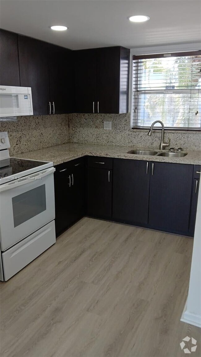 Building Photo - 9373 Fontainebleau Blvd