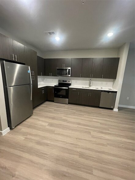 Foto principal - 20525 Ella Blvd