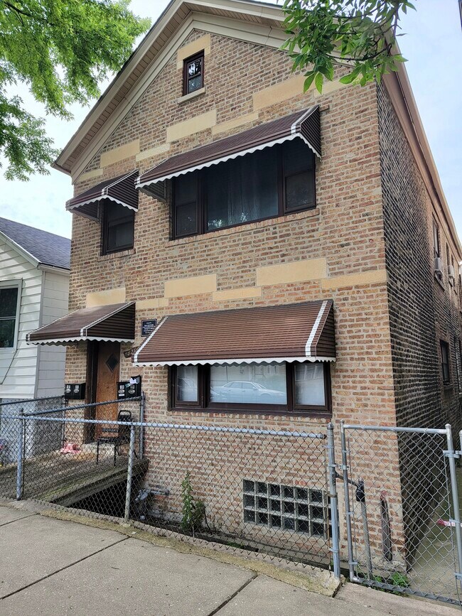 Building Photo - 828 W 34th St