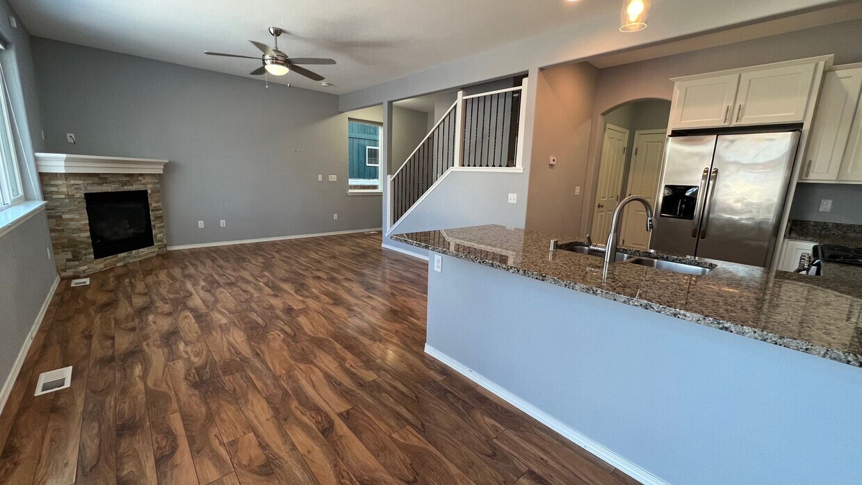 Foto principal - 4 Bed / 2.5 Bath Townhouse with Fenced Yar...