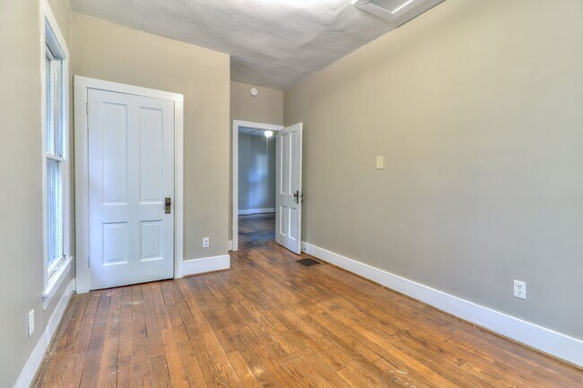Building Photo - 2 Bedroom bungalow close to Downtown Urban...