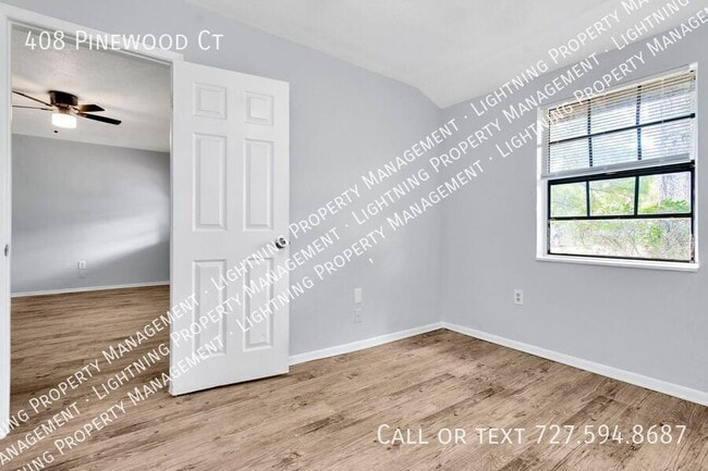 Foto del edificio - 408 Pinewood Ct