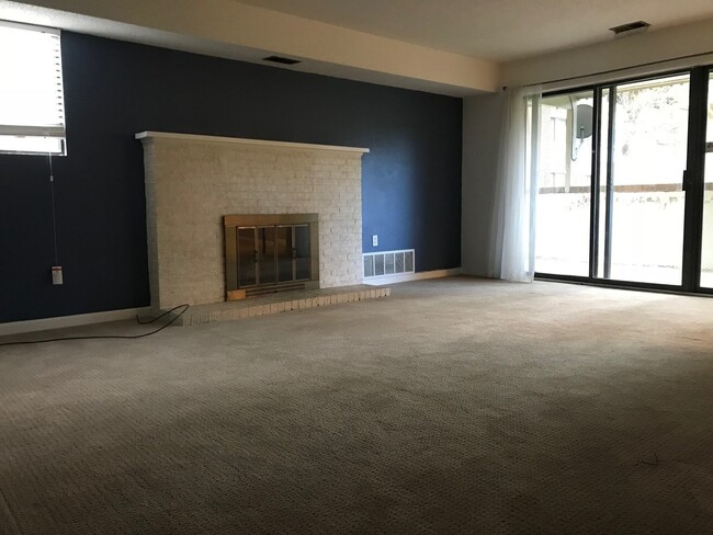 Building Photo - 2 Bed/2Bath w fireplace & carport