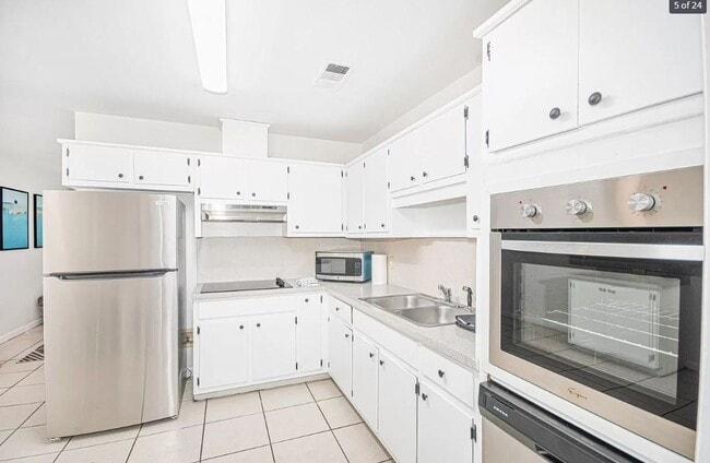 Foto del edificio - 4 bed, 2 bath house, Available August 2026!